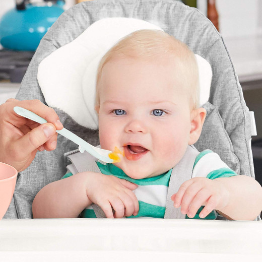 الملعقة الأولى لتقديم الطعام الصلب لطفلك الصغير من سكب هوب
